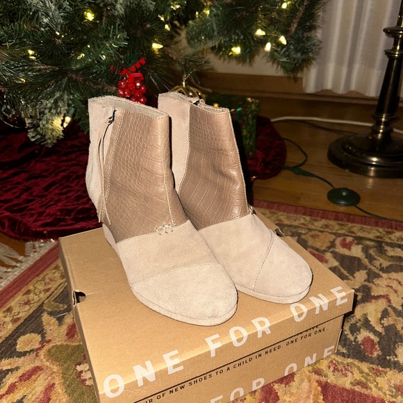 Desert Wedge High Taupe Suede Crocs Embossed - Picture 1 of 5